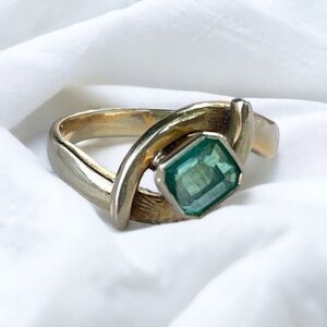 18kt gold emerald ring